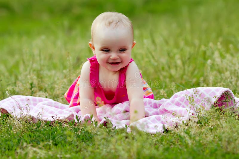 Petite fille mignonne dans l'herbe