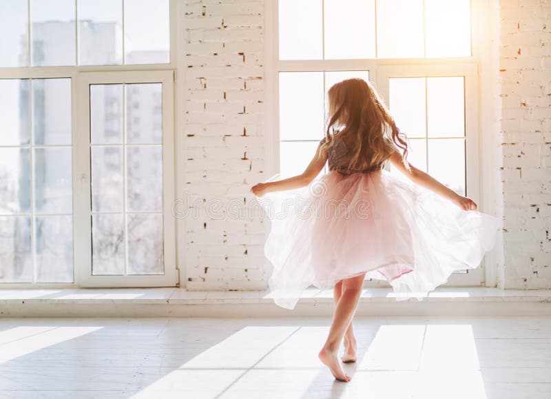 Petite fille mignonne dans la robe images stock