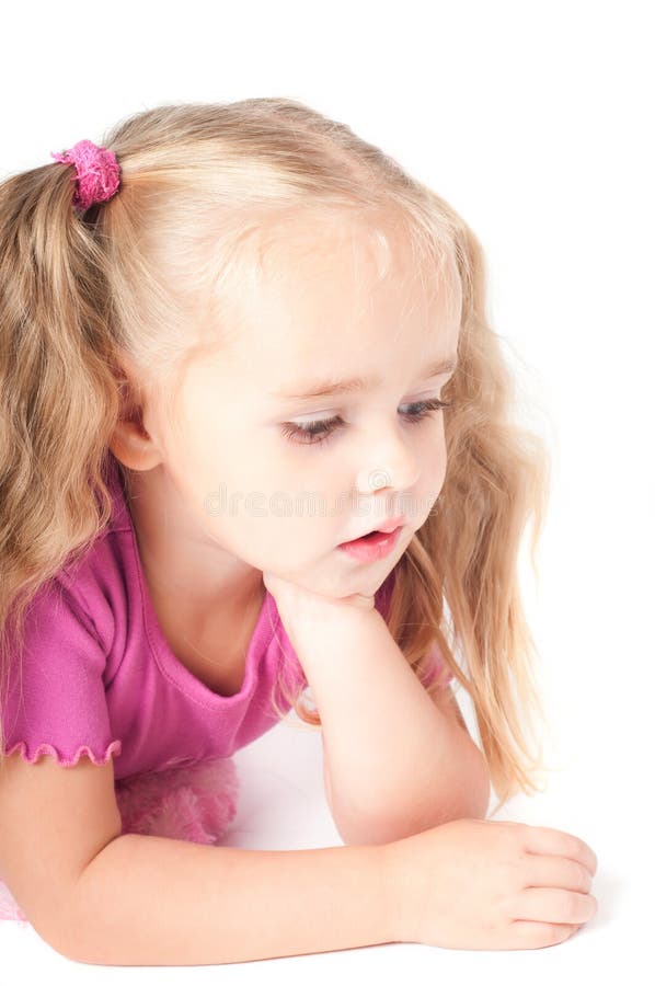 Petite fille mignonne dans le studio photographie stock libre de droits Petite fille mignonne dans le studio photographie stock libre de droits
