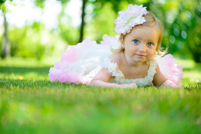 Petite fille mignonne dans le tutu au parc