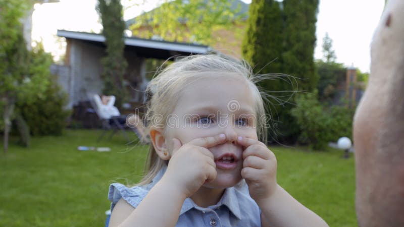 Petite fille mignonne dupant avec le père