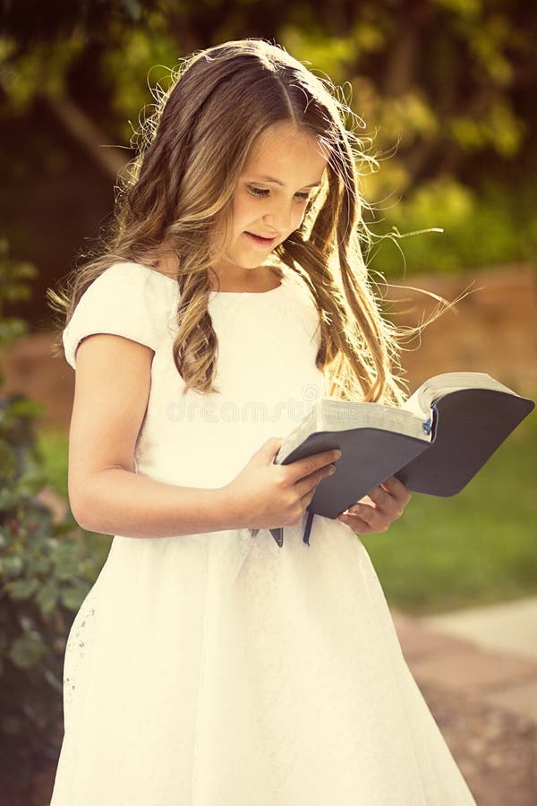 Petite fille mignonne lisant la bible photo libre de droits Petite fille mignonne lisant la bible photo libre de droits