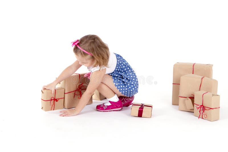 Petite fille mignonne s'asseyant sur le plancher entouré images stock Petite fille mignonne s'asseyant sur le plancher entouré images stock
