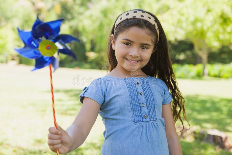 Petite fille mignonne tenant le soleil au parc images stock Petite fille mignonne tenant le soleil au parc images stock