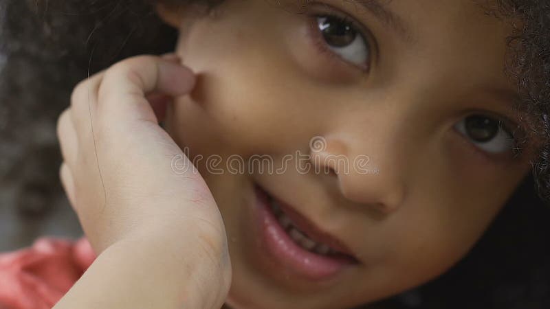 Petite fille noire adorable souriant et regardant in camera, bel élève du cours préparatoire banque de vidéos