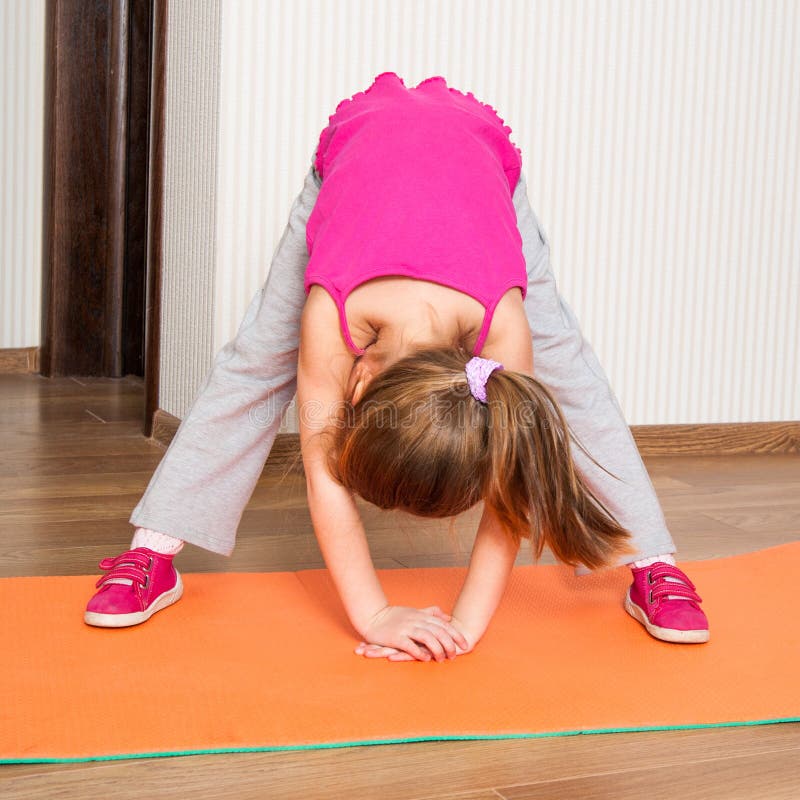 Deux Petites Filles Pratiquant Le Yoga Exécutant Virabhadrasana