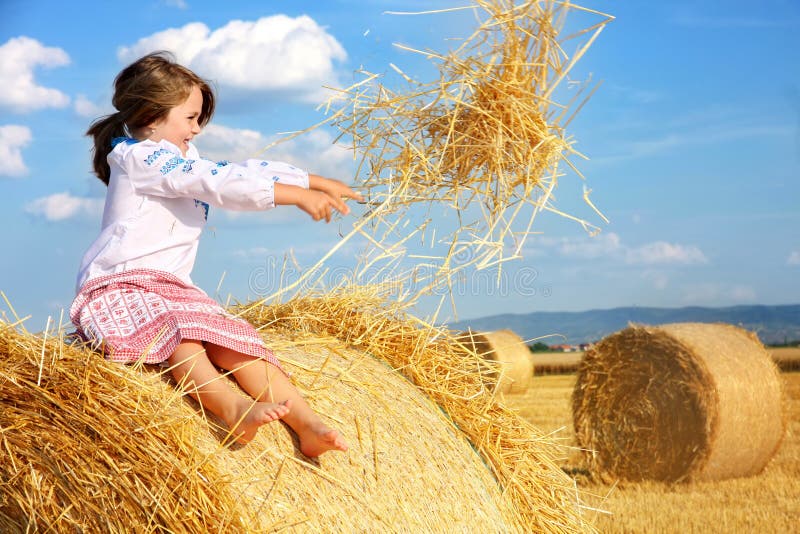 Petite fille rurale sur le champ de récolte