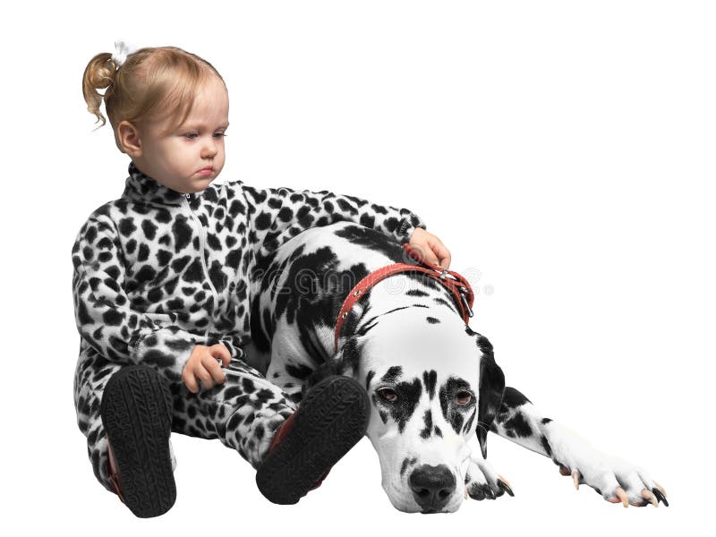 Petite fille s'asseyant près du chien dalmatien images stock Petite fille s'asseyant près du chien dalmatien images stock