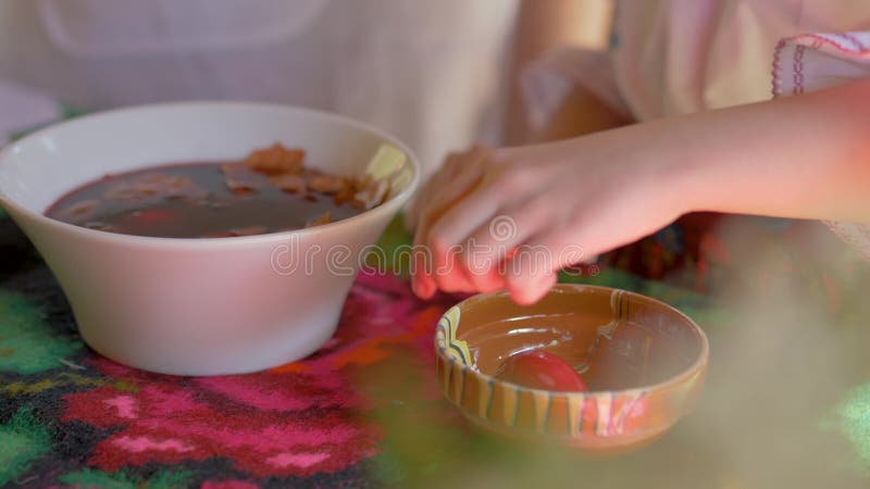 Petite fille sort de la peinture naturelle oeufs peints de pâques