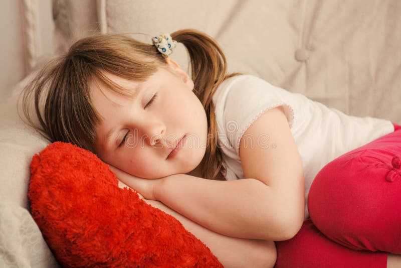Petite fille sous la présidence des rêves doux dormant images stock Petite fille sous la présidence des rêves doux dormant images stock