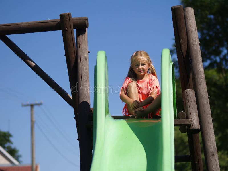 Petite fille sur une glissière images libres de droits Petite fille sur une glissière images libres de droits