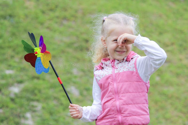 Petite fille tenant le soleil multicolore dans des ses mains image libre de droits Petite fille tenant le soleil multicolore dans des ses mains image libre de droits