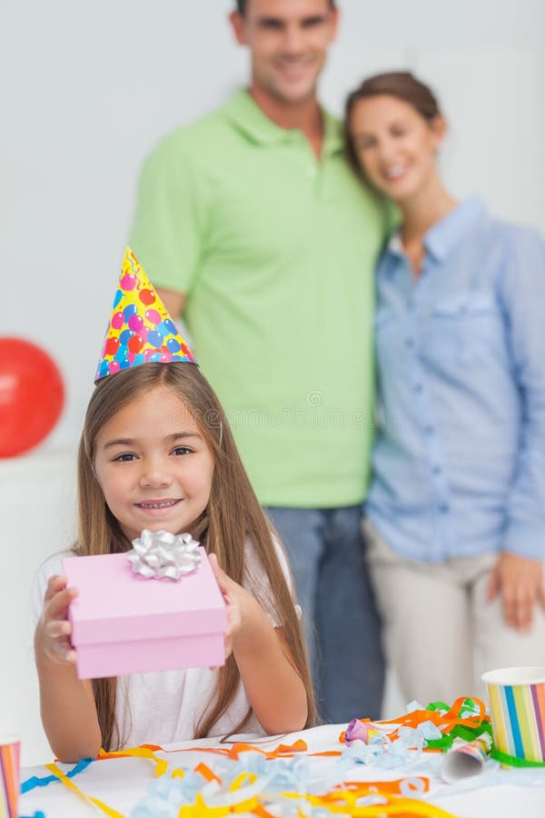 Petite fille tenant un cadeau d'anniversaire photo stock