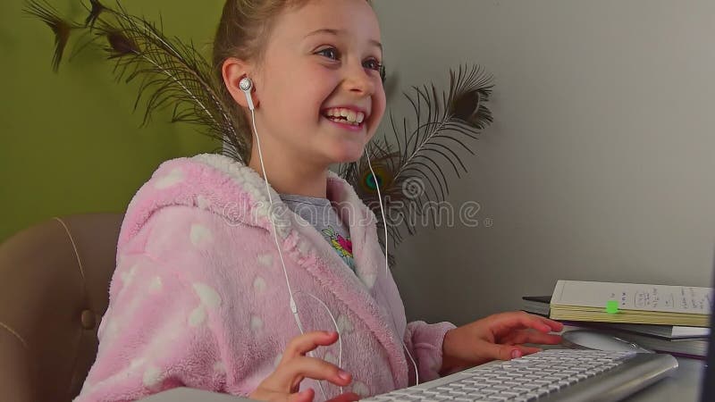 Petite fille travaille à l'ordinateur rit et discute avec des amis sur internet banque de vidéos