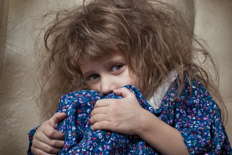 Petite fille triste. photo stock. Image du émotif, regarder 24008686