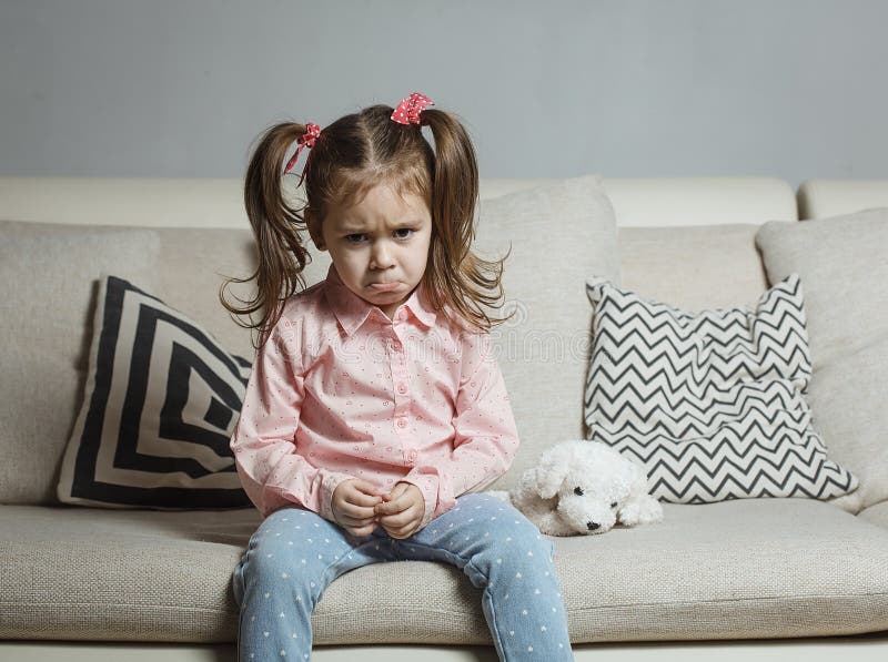 Petite fille triste ou fâchée, victime, tenant le chien de jouet photos libres de droits Petite fille triste ou fâchée, victime, tenant le chien de jouet photos libres de droits