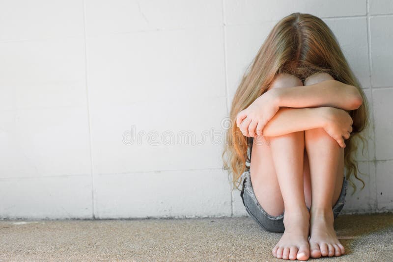 Petite fille triste photographie stock libre de droits Petite fille triste photographie stock libre de droits