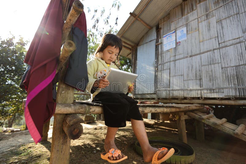 Petite fille à l'aide du comprimé images libres de droits Petite fille à l'aide du comprimé images libres de droits