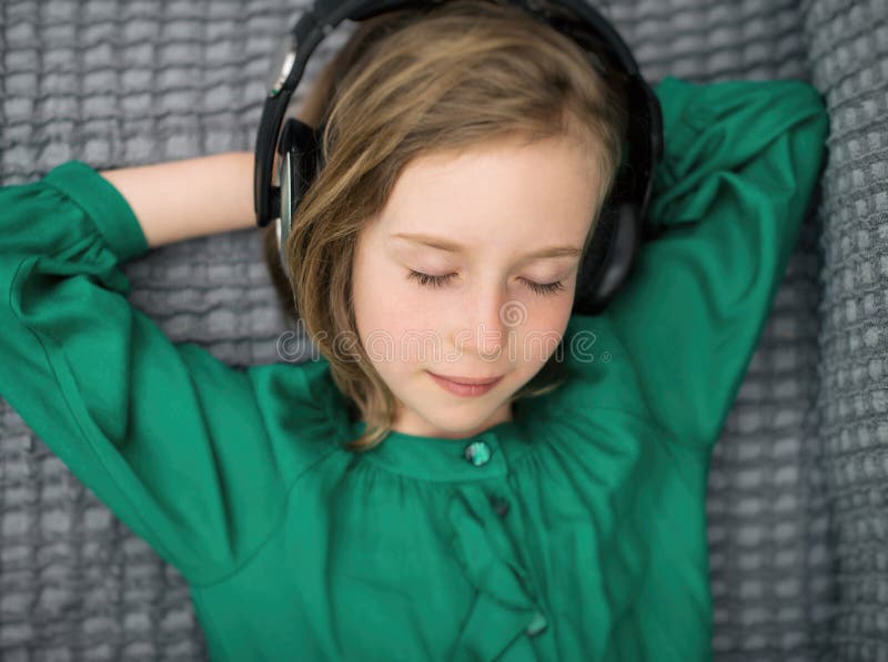 Petite fille écoutant la musique image libre de droits Petite fille écoutant la musique image libre de droits