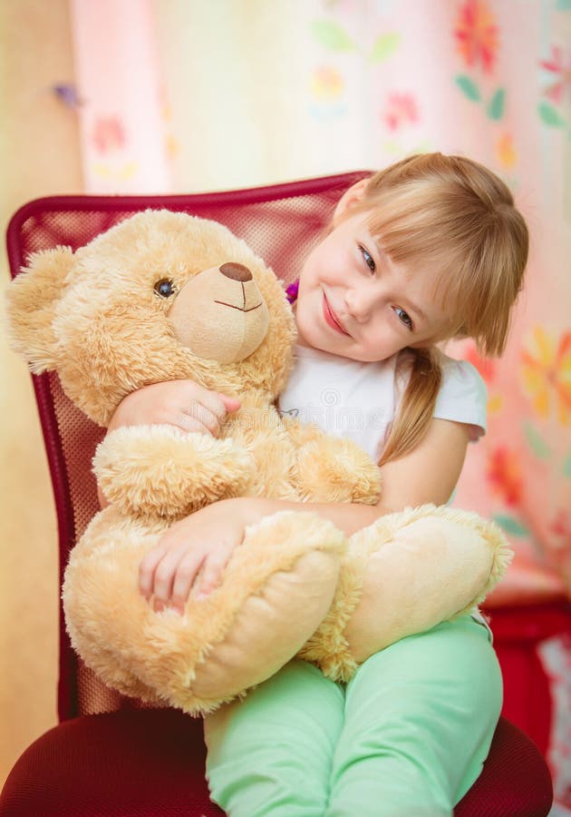 Petite fille étreignant l'ours de nounours photos libres de droits Petite fille étreignant l'ours de nounours photos libres de droits