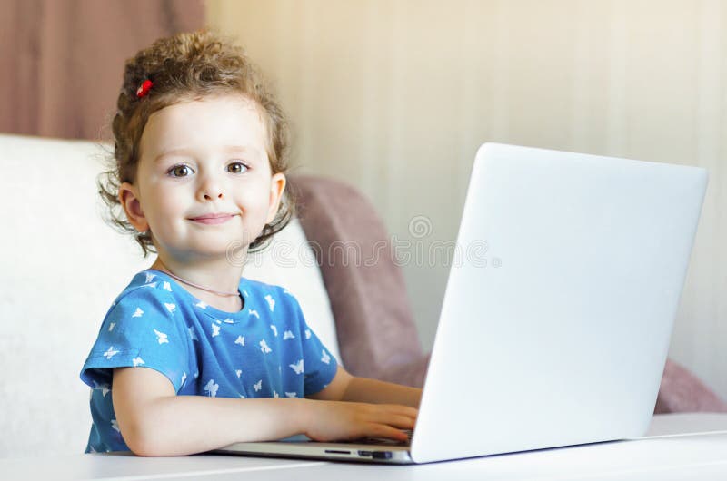 Petite fille étudie à distance. Formation en ligne. Enfants et Internet. Éducation en ligne d'apprentissage à distance.