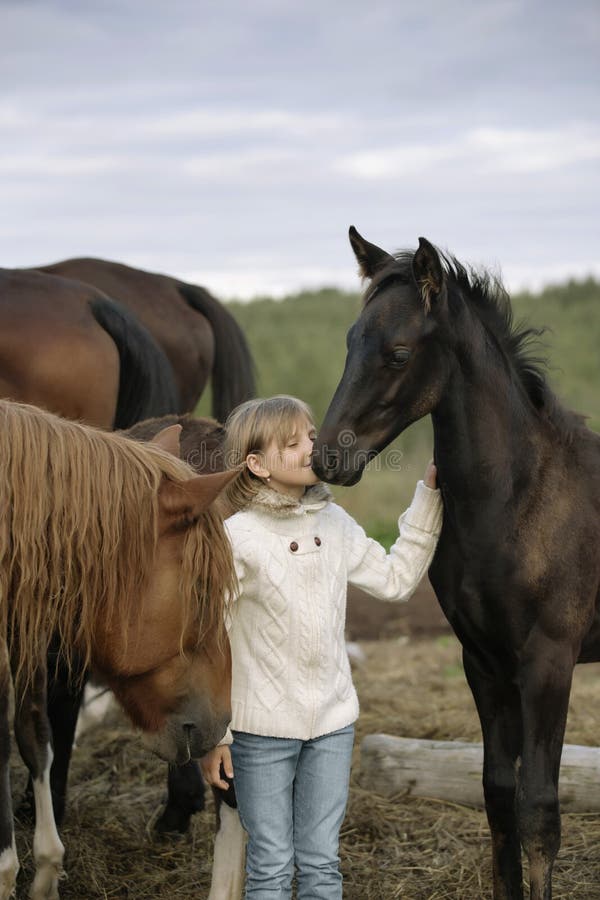 Belle Fille Hippie à Cheval Sur Un Fond De Ranch, Vue De Face. La