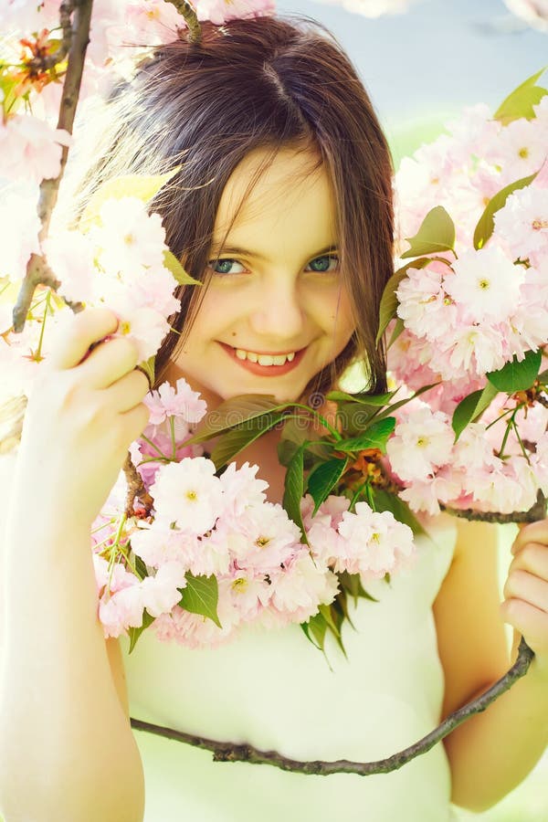 Petite jolie fille dans la fleur photo libre de droits Petite jolie fille dans la fleur photo libre de droits