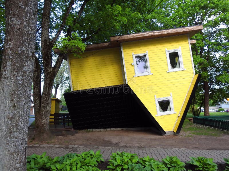 Petite maison de renversement jaune, Lithuanie images libres de droits Petite maison de renversement jaune, Lithuanie images libres de droits
