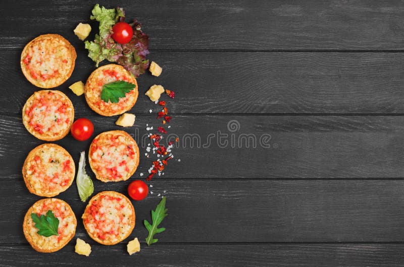 Petite pizza avec des chees de mozzarella photos libres de droits Petite pizza avec des chees de mozzarella photos libres de droits