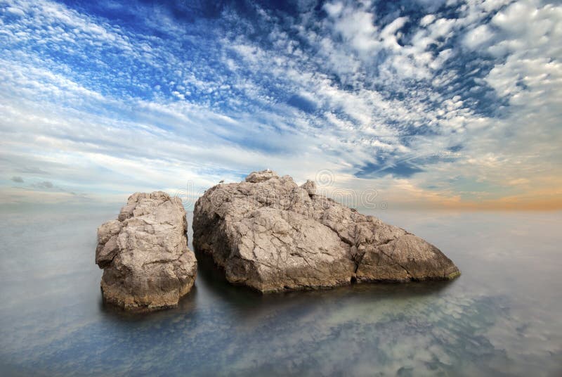 Petite roche deux en mer photo stock. Image du vacances 26531288