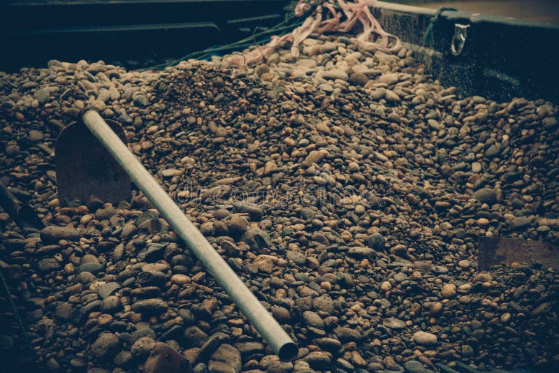 Petite roche ronde image stock. Image du matériau, été 42784783