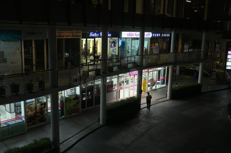 Petite rue de station de Saphan Khwai la nuit image stock Petite rue de station de Saphan Khwai la nuit image stock