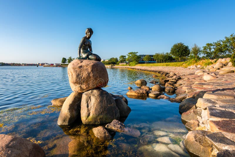 Petite statue de sirène à Copenhague Danemark photographie stock Petite statue de sirène à Copenhague Danemark photographie stock