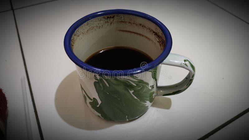 Petite tasse de café traditionnelle indonésienne couleur verte avec café noir à l'intérieur. photo libre de droits