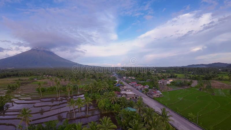 Petite ville autour du volcan mayon clips vidéos
