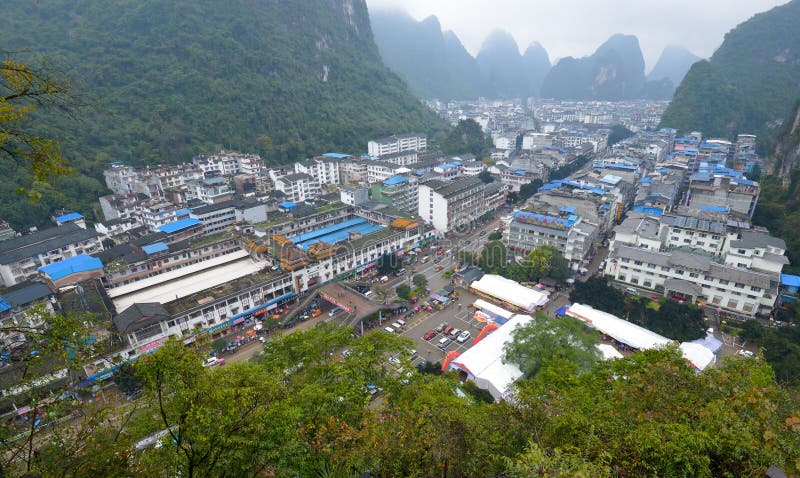La Ville De Yangshuo Chine Avec La Ville Nichee En Montagnes De Karst Dans La Brume Et Les Nuages Photo Stock Editorial Image Du Village Course