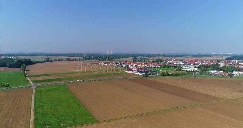 Petite vue aérienne de la ville européenne. vue aérienne du village allemand. champs agricoles près d'une petite ville. paysage eu