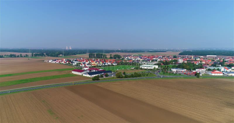 Petite vue aérienne de la ville européenne. vue aérienne du village allemand. champs agricoles près d'une petite ville. paysage eu