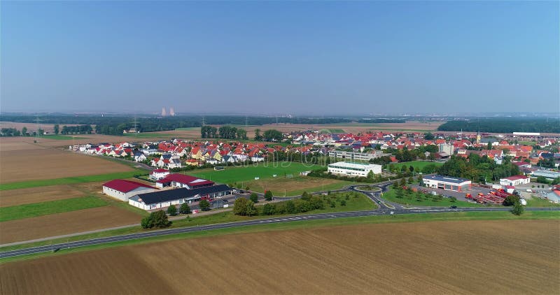 Petite vue aérienne de la ville européenne. vue aérienne du village allemand. champs agricoles près d'une petite ville. paysage eu