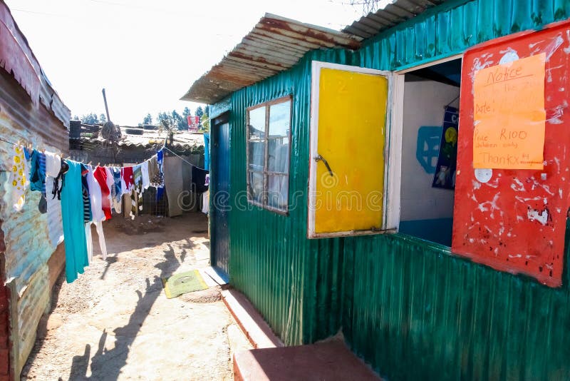 Petite école maternelle de garde de garderie dans le voisinage suburbain de Soweto photos libres de droits Petite école maternelle de garde de garderie dans le voisinage suburbain de Soweto photos libres de droits