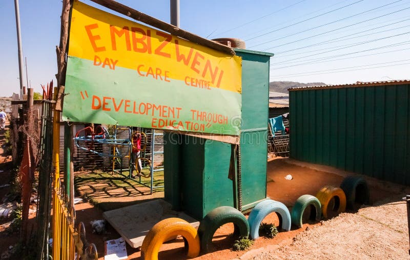 Petite école maternelle de garde de garderie dans le voisinage suburbain de Soweto photo libre de droits Petite école maternelle de garde de garderie dans le voisinage suburbain de Soweto photo libre de droits