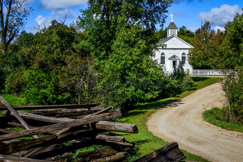 Petite église blanche de campagne avec une clôture rustique photographie stock libre de droits
