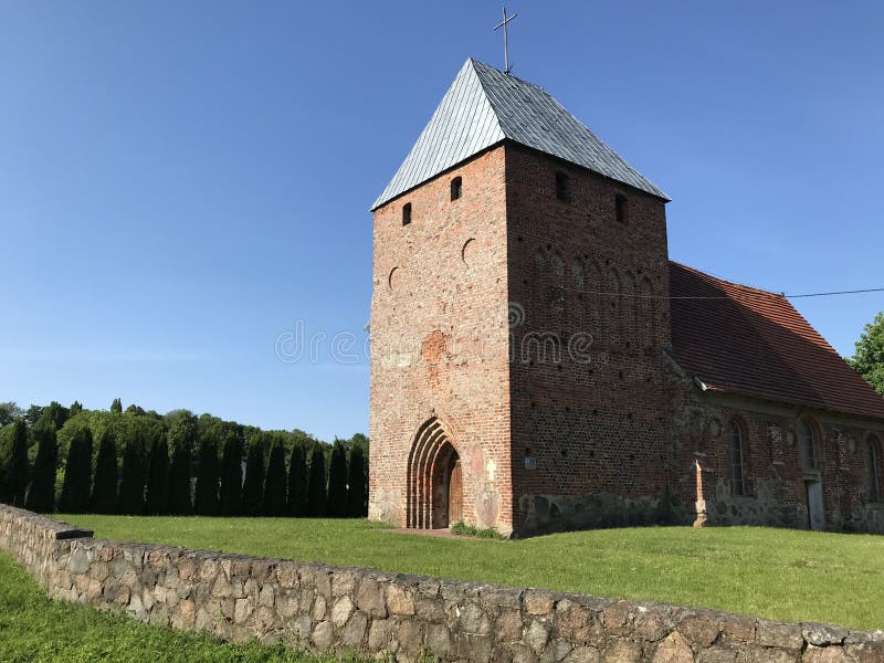 Petite église gothique dans un village polonais images stock
