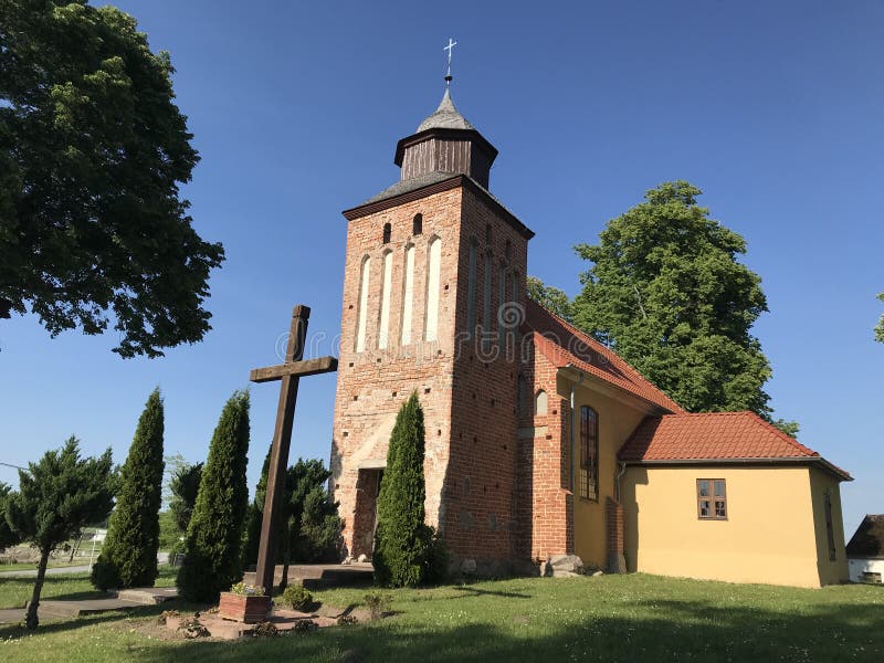 Petite église gothique dans un village polonais photographie stock libre de droits