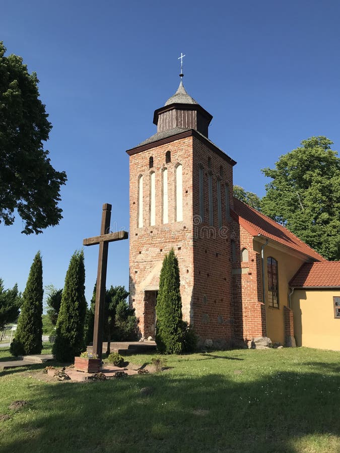 Petite église gothique dans un village polonais photos stock