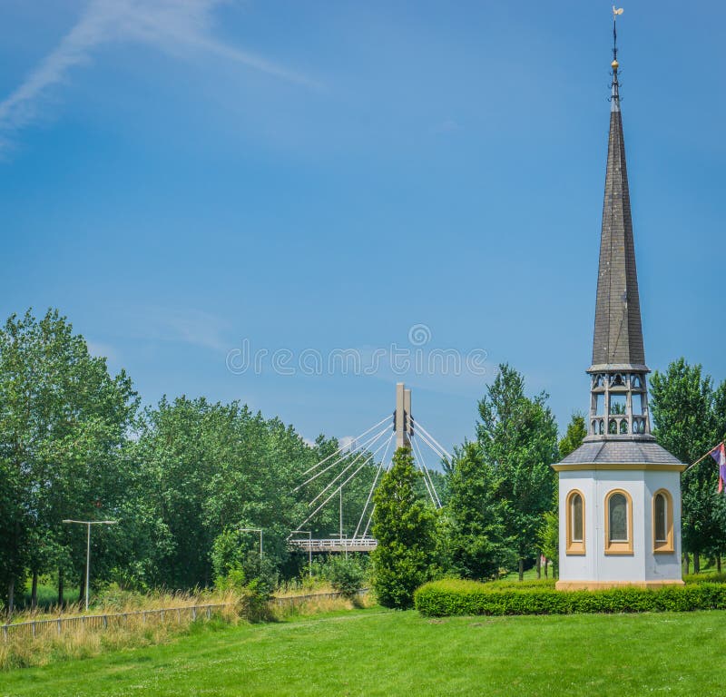 Petite église religieuse blanche de chapelle accumulant la colline image libre de droits Petite église religieuse blanche de chapelle accumulant la colline image libre de droits