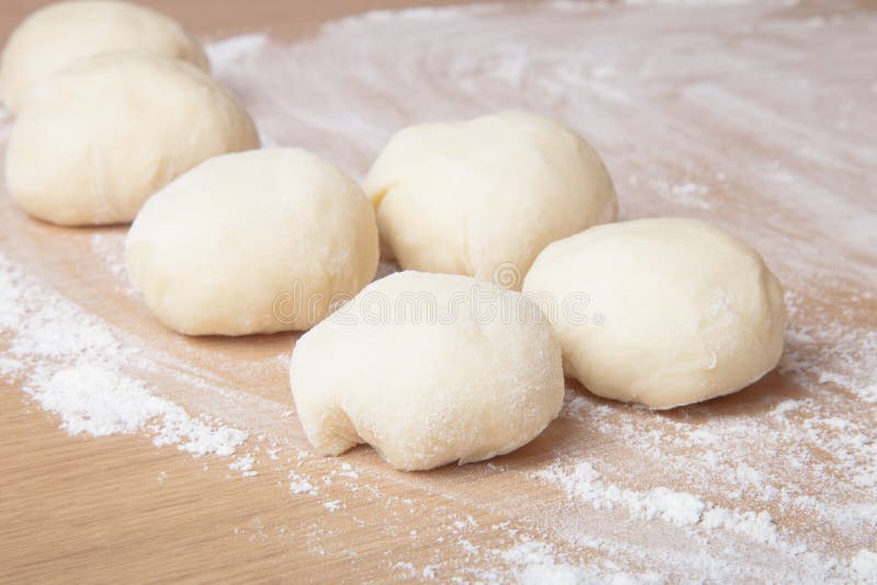 Petites boules de pâte avec de la farine pour la pizza ou les gâteaux et les scones S photo stock Petites boules de pâte avec de la farine pour la pizza ou les gâteaux et les scones S photo stock