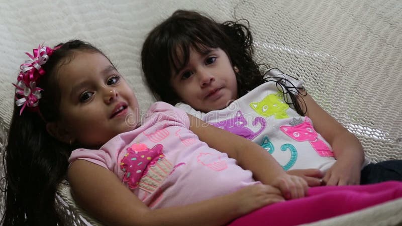 Petites filles adorables se situant dans l'hamac banque de vidéos