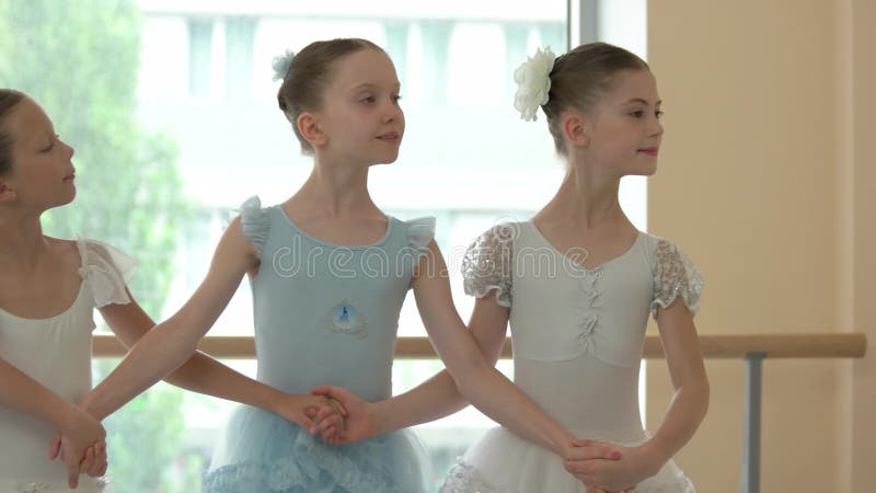 Petites filles dansant le ballet dans le studio