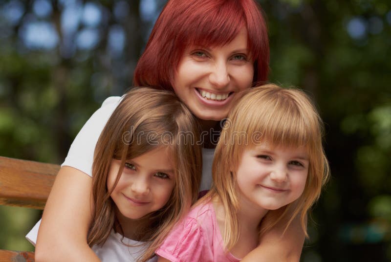 Petites filles mignonnes avec leur maman à l'extérieur photographie stock libre de droits Petites filles mignonnes avec leur maman à l'extérieur photographie stock libre de droits